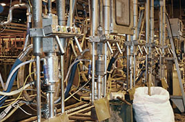Slangafsluiters regelen het vullen van biervaten in de brouwerij